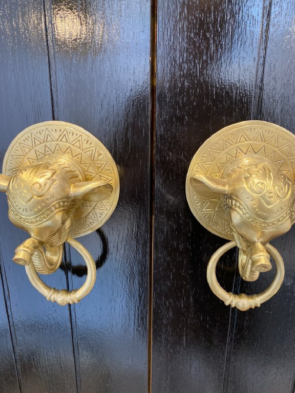 Door pull elephant brass